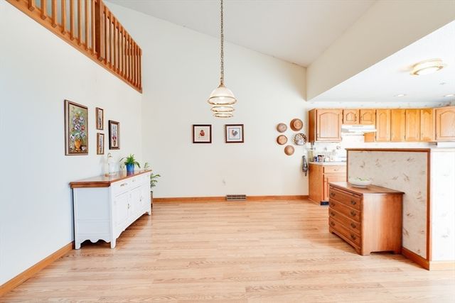 25 Castle Hill Rd E, Agawam, MA 01001