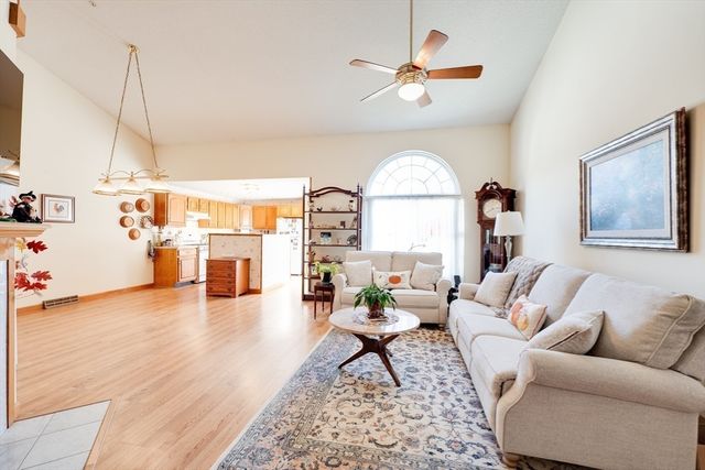 25 Castle Hill Rd E, Agawam, MA 01001