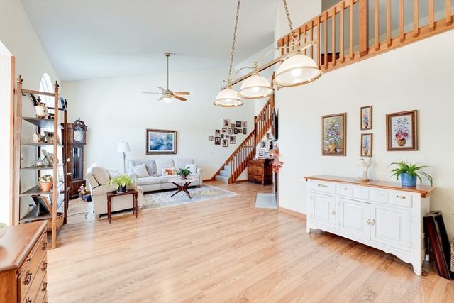 25 Castle Hill Rd E, Agawam, MA 01001