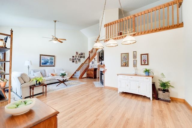 25 Castle Hill Rd E, Agawam, MA 01001