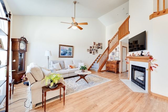 25 Castle Hill Rd E, Agawam, MA 01001