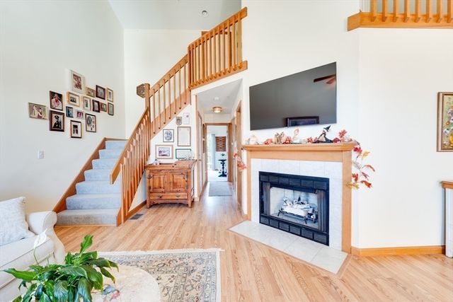 25 Castle Hill Rd E, Agawam, MA 01001