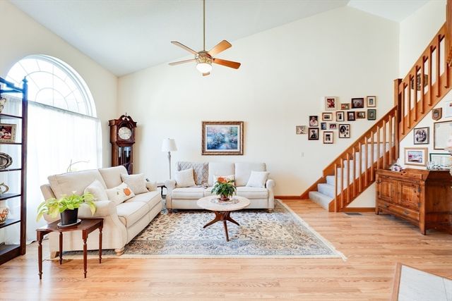 25 Castle Hill Rd E, Agawam, MA 01001