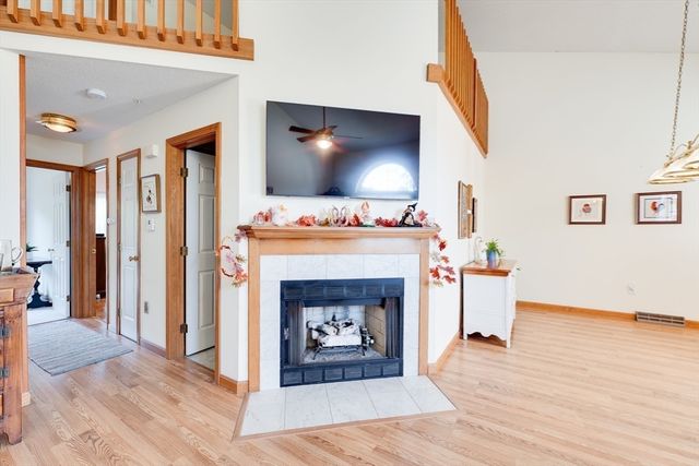 25 Castle Hill Rd E, Agawam, MA 01001