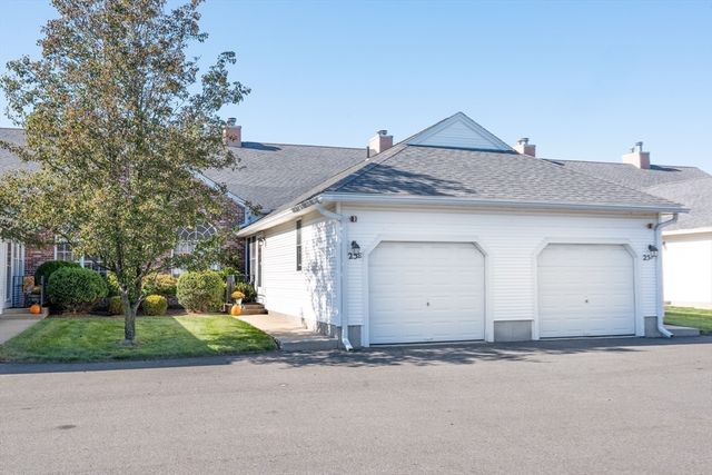 25 Castle Hill Rd E, Agawam, MA 01001