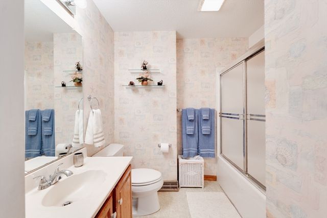 25 Castle Hill Rd E, Agawam, MA 01001