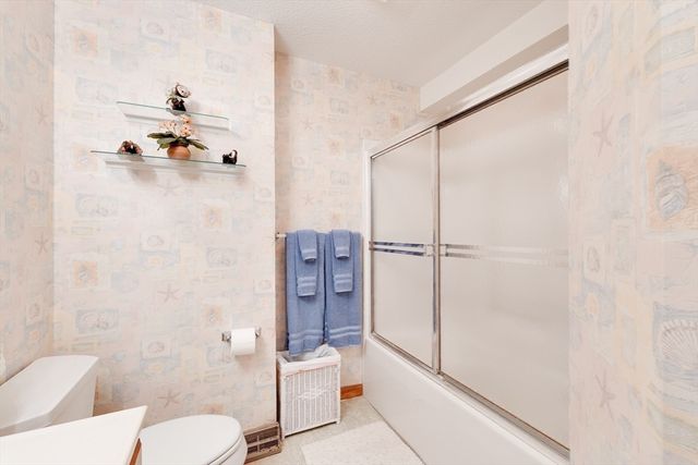 25 Castle Hill Rd E, Agawam, MA 01001