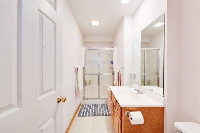 25 Castle Hill Rd E, Agawam, MA 01001