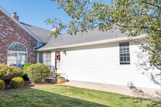 25 Castle Hill Rd E, Agawam, MA 01001