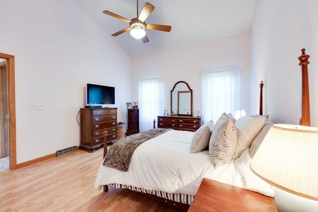 25 Castle Hill Rd E, Agawam, MA 01001