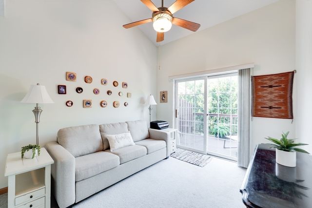 25 Castle Hill Rd E, Agawam, MA 01001