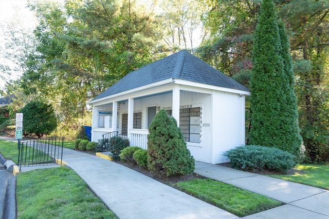 25 Castle Hill Rd E, Agawam, MA 01001