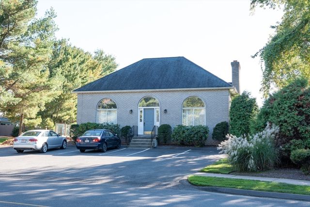 25 Castle Hill Rd E, Agawam, MA 01001