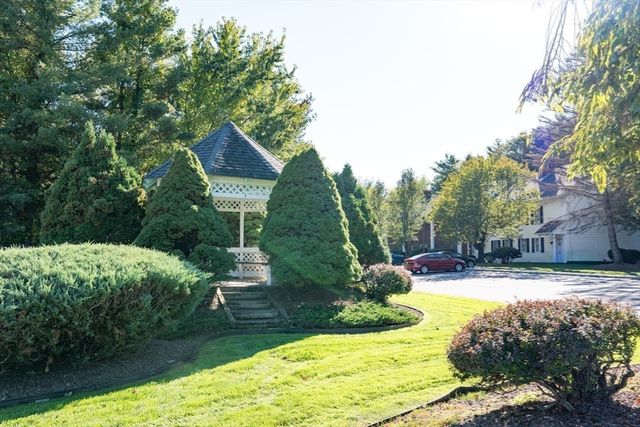 25 Castle Hill Rd E, Agawam, MA 01001