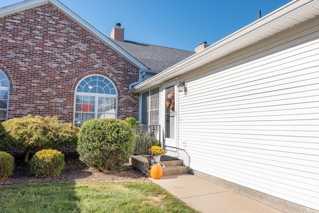 25 Castle Hill Rd E, Agawam, MA 01001