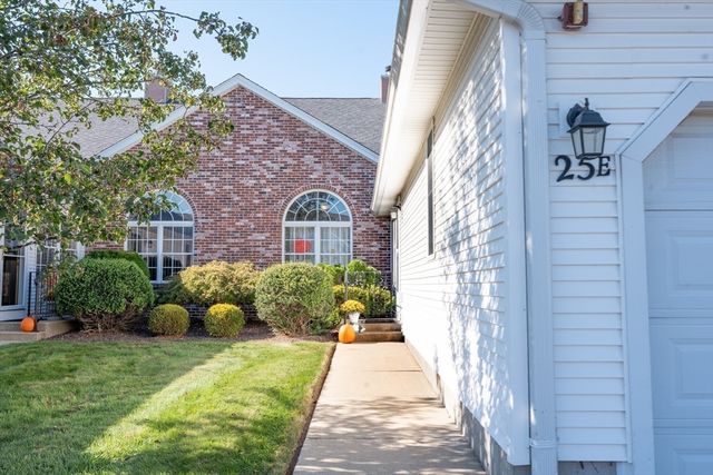 25 Castle Hill Rd E, Agawam, MA 01001