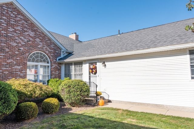 25 Castle Hill Rd E, Agawam, MA 01001