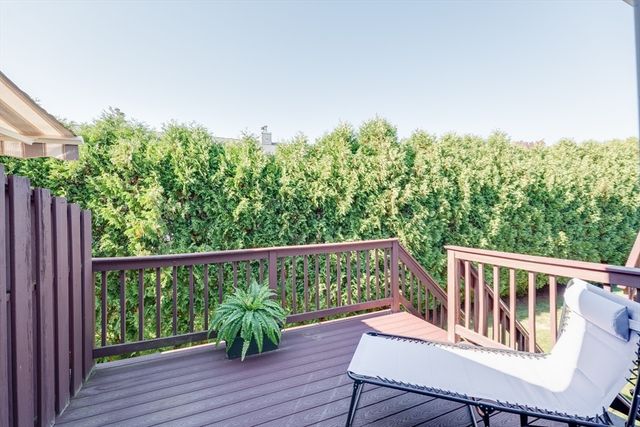 25 Castle Hill Rd E, Agawam, MA 01001