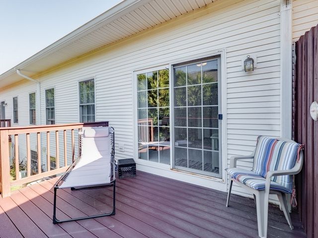 25 Castle Hill Rd E, Agawam, MA 01001