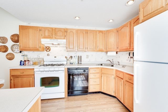 25 Castle Hill Rd E, Agawam, MA 01001