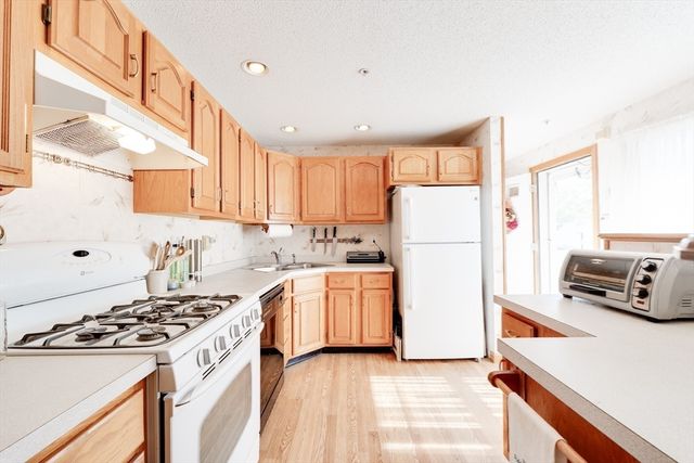 25 Castle Hill Rd E, Agawam, MA 01001