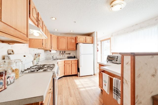 25 Castle Hill Rd E, Agawam, MA 01001