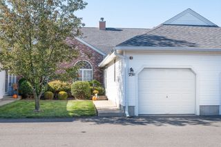 25 Castle Hill Rd E, Agawam, MA 01001