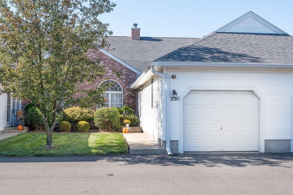 25 Castle Hill Rd E, Agawam, MA 01001