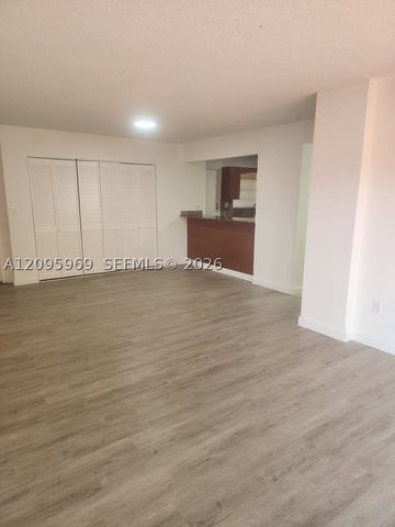 8889 N Fontainebleau Blvd 211, Miami, FL 33172