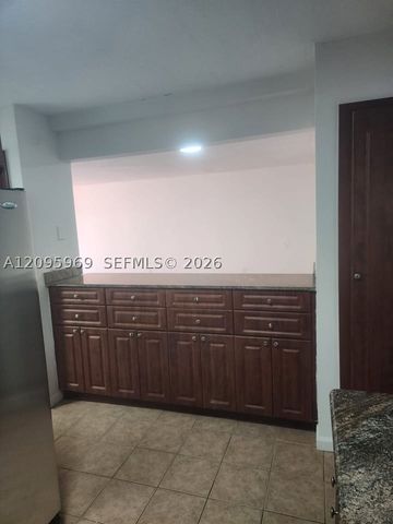 8889 N Fontainebleau Blvd 211, Miami, FL 33172