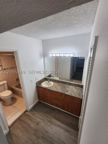 8889 N Fontainebleau Blvd 211, Miami, FL 33172
