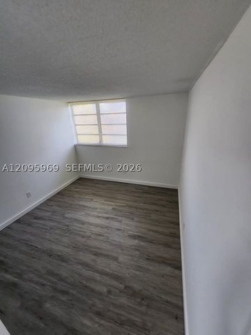 8889 N Fontainebleau Blvd 211, Miami, FL 33172