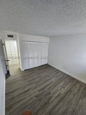 8889 N Fontainebleau Blvd 211, Miami, FL 33172