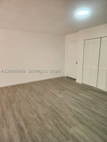 8889 N Fontainebleau Blvd 211, Miami, FL 33172