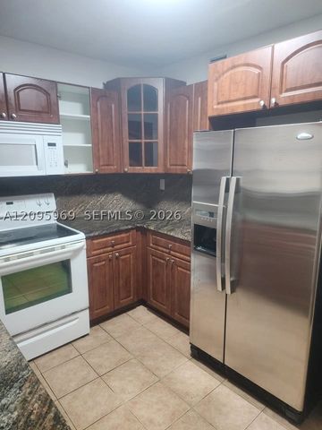 8889 N Fontainebleau Blvd 211, Miami, FL 33172