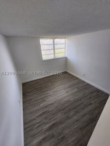 8889 N Fontainebleau Blvd 211, Miami, FL 33172