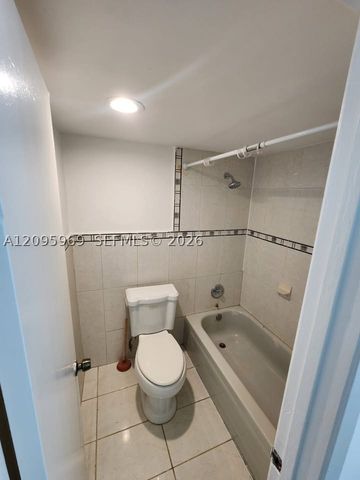 8889 N Fontainebleau Blvd 211, Miami, FL 33172