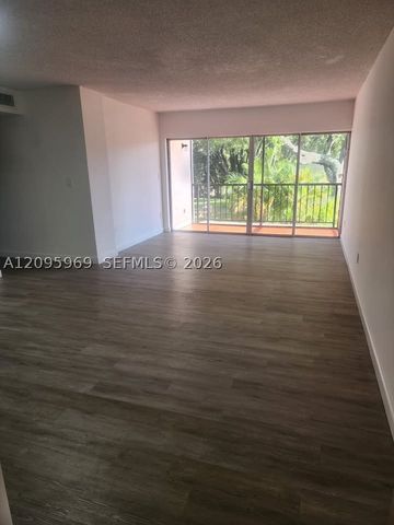 8889 N Fontainebleau Blvd 211, Miami, FL 33172