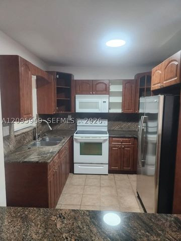 8889 N Fontainebleau Blvd 211, Miami, FL 33172