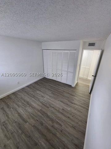 8889 N Fontainebleau Blvd 211, Miami, FL 33172