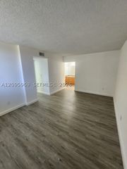 8889 N Fontainebleau Blvd 211, Miami, FL 33172