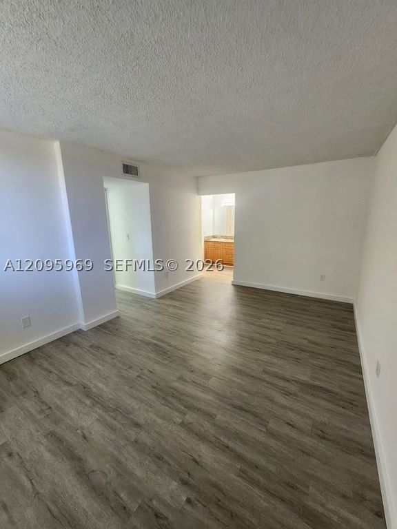 8889 N Fontainebleau Blvd 211, Miami, FL 33172