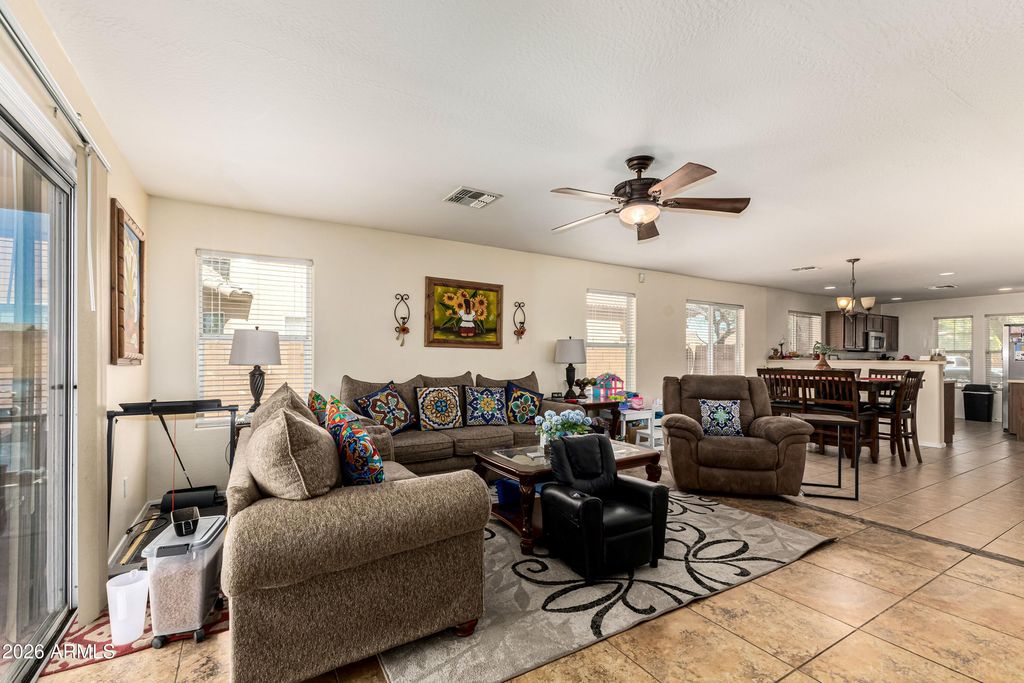 Image 3 of property listing at 3216 S 72ND Lane, Phoenix, AZ 85043