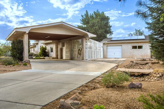 525 Solar Road NW, Albuquerque, NM 87107