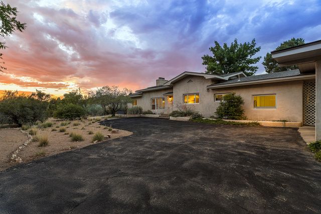 525 Solar Road NW, Albuquerque, NM 87107