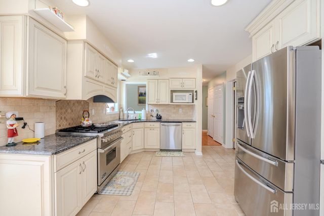23-E kincaid Drive, West Windsor, NJ 08550