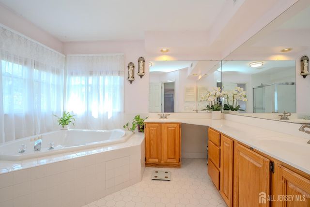 23-E kincaid Drive, West Windsor, NJ 08550