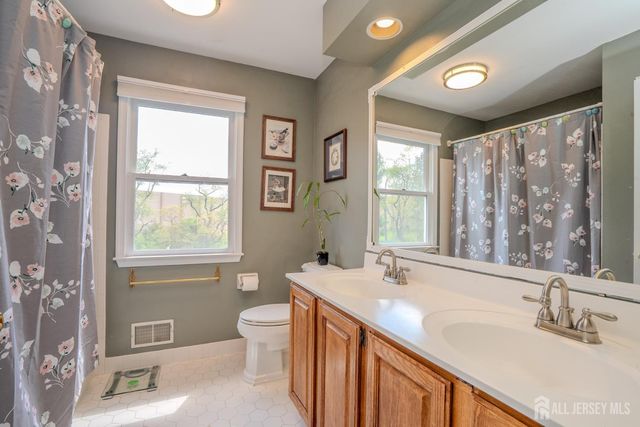 23-E kincaid Drive, West Windsor, NJ 08550