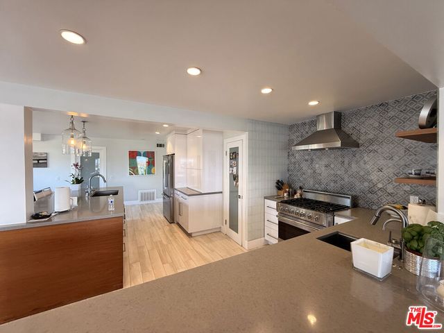 200 Larsson Street, Manhattan Beach, CA 90266