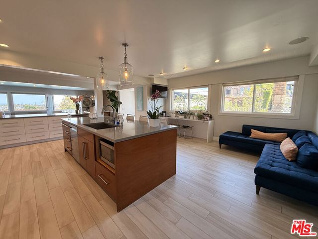 200 Larsson Street, Manhattan Beach, CA 90266
